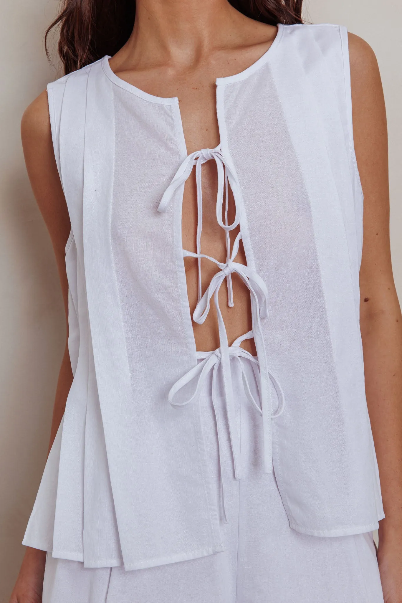 Bettino Sleeveless Tie Front Top White